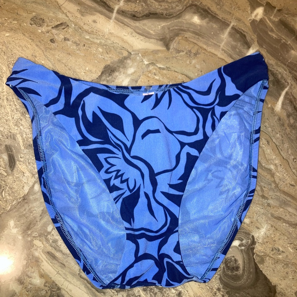 Victoria’s Secret M Bikini bottoms.  A nice add on!